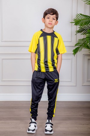 طقم ولادي رياضي قطعتين تيشيرت لون أصفر مقلم باللون الأسود و بنطلون طويل لون أسود مخطط باللون الأصفر من الجانبين و بزم من الأسفل