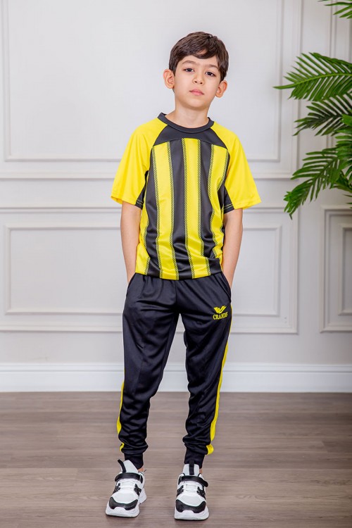 طقم ولادي رياضي قطعتين تيشيرت لون أصفر مقلم باللون الأسود و بنطلون طويل لون أسود مخطط باللون الأصفر من الجانبين و بزم من الأسفل