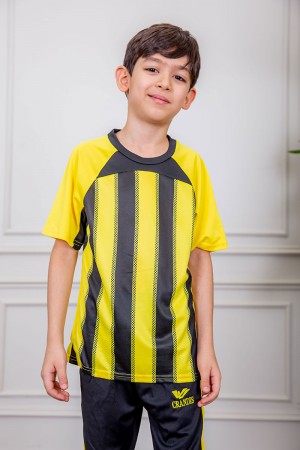 طقم ولادي رياضي قطعتين تيشيرت لون أصفر مقلم باللون الأسود و بنطلون طويل لون أسود مخطط باللون الأصفر من الجانبين و بزم من الأسفل