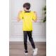 طقم ولادي رياضي قطعتين تيشيرت لون أصفر مقلم باللون الأسود و بنطلون طويل لون أسود مخطط باللون الأصفر من الجانبين و بزم من الأسفل