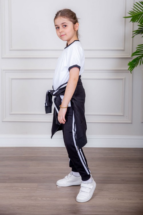 طقم رياضي بناتي مدارس 3 قطع لون أسود تيشيرت أبيض داخلي و جاكيت ذو أكمام طويلة بسحاب و جيوب من الأمام و بنطلون برباط و زم من الأسفل