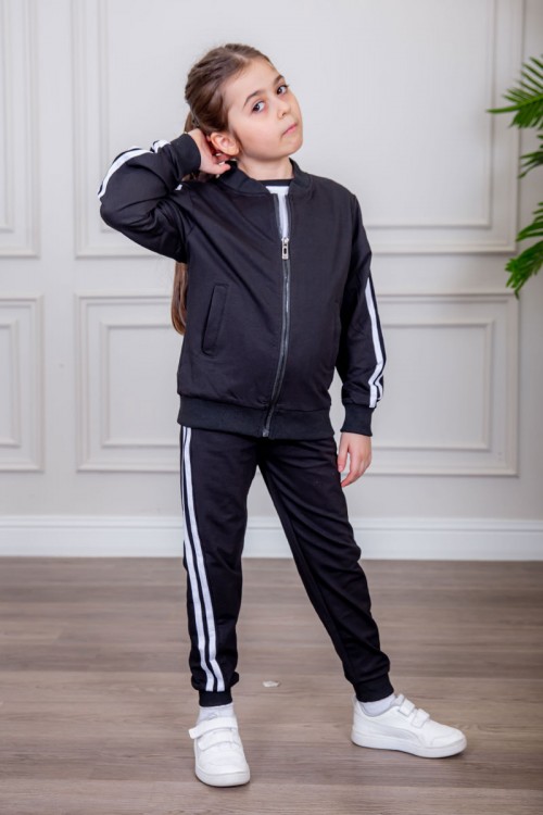 طقم رياضي بناتي مدارس 3 قطع لون أسود تيشيرت أبيض داخلي و جاكيت ذو أكمام طويلة بسحاب و جيوب من الأمام و بنطلون برباط و زم من الأسفل