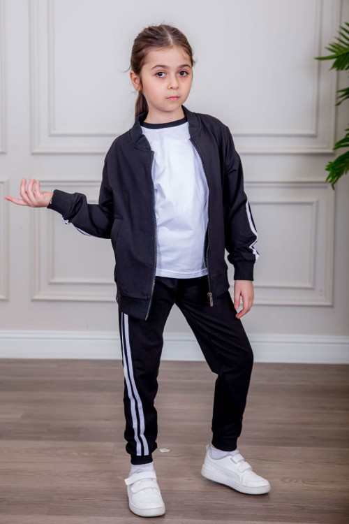 طقم رياضي بناتي مدارس 3 قطع لون أسود تيشيرت أبيض داخلي و جاكيت ذو أكمام طويلة بسحاب و جيوب من الأمام و بنطلون برباط و زم من الأسفل