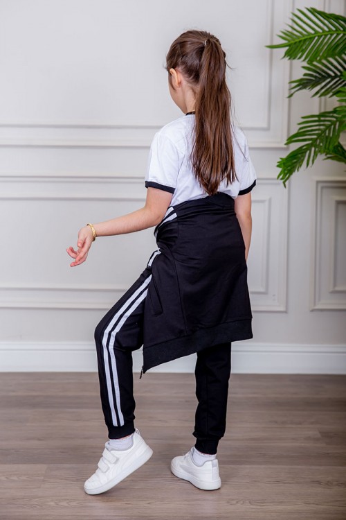 طقم رياضي بناتي مدارس 3 قطع لون أسود تيشيرت أبيض داخلي و جاكيت ذو أكمام طويلة بسحاب و جيوب من الأمام و بنطلون برباط و زم من الأسفل