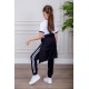 طقم رياضي بناتي مدارس 3 قطع لون أسود تيشيرت أبيض داخلي و جاكيت ذو أكمام طويلة بسحاب و جيوب من الأمام و بنطلون برباط و زم من الأسفل