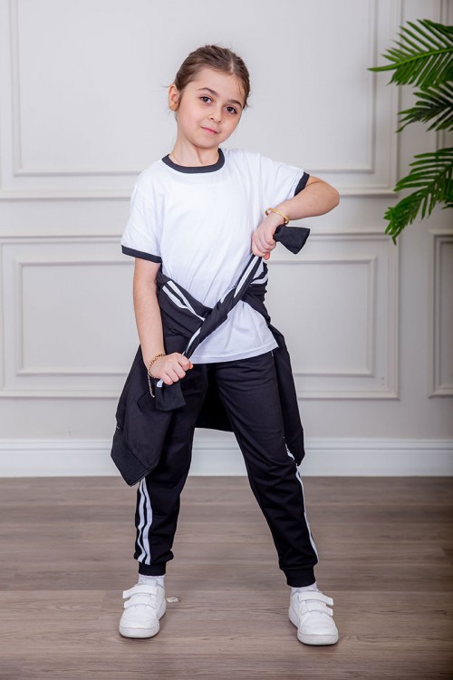 طقم رياضي بناتي مدارس 3 قطع لون أسود تيشيرت أبيض داخلي و جاكيت ذو أكمام طويلة بسحاب و جيوب من الأمام و بنطلون برباط و زم من الأسفل