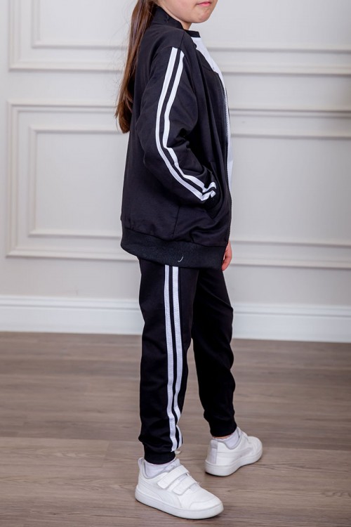 طقم رياضي بناتي مدارس 3 قطع لون أسود تيشيرت أبيض داخلي و جاكيت ذو أكمام طويلة بسحاب و جيوب من الأمام و بنطلون برباط و زم من الأسفل