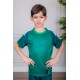 طقم ولادي رياضي قطعتين تيشيرت لون أخضر بياقة دائرية و أكتاف مخططة باللون الأبيض و شورت لون أخضر