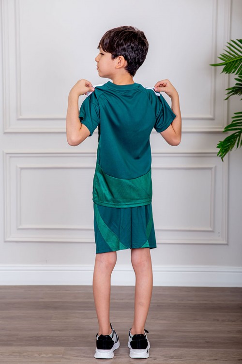 طقم ولادي رياضي قطعتين تيشيرت لون أخضر بياقة دائرية و أكتاف مخططة باللون الأبيض و شورت لون أخضر