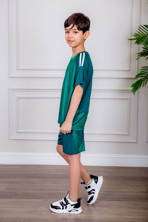 طقم ولادي رياضي قطعتين تيشيرت لون أخضر بياقة دائرية و أكتاف مخططة باللون الأبيض و شورت لون أخضر