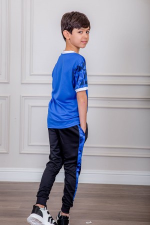 طقم ولادي رياضي قطعتين تيشيرت لون أزرق بياقة و أطراف الأكمام باللون الأبيض و بنطلون طويل لون أسود مخطط باللون الأزرق من الجانبين و بزم من الأسفل