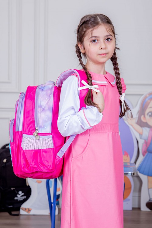 شنطة ظهر مدرسية بناتي لون وردي مزينة برسومات كرتونية ملونة و بجيوب متعددة