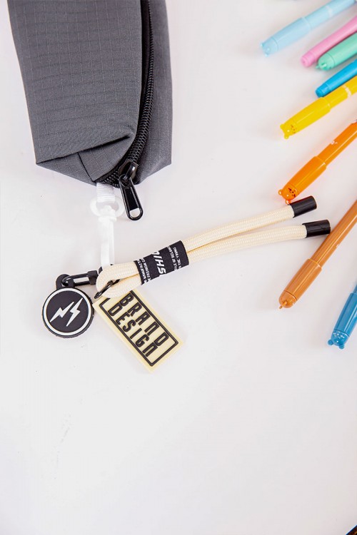 شنطة ظهر مدرسية ولادي متعددة الألوان بجيوب متعددة مع مقلمة