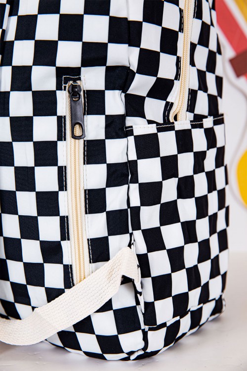 شنطة ظهر مدرسية لون أبيض و أسود مربعات و بجيوب متعددة