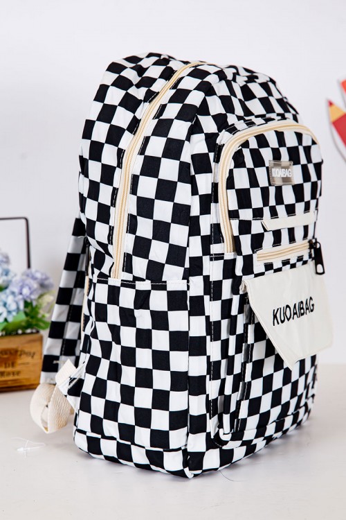 شنطة ظهر مدرسية لون أبيض و أسود مربعات و بجيوب متعددة