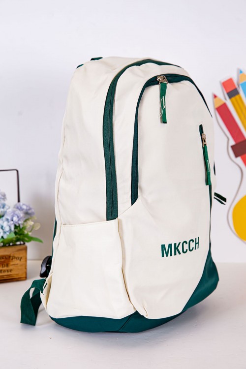 شنطة ظهر مدرسية لون بيج فاتح بحواف أخضر غامق و بجيوب متعددة