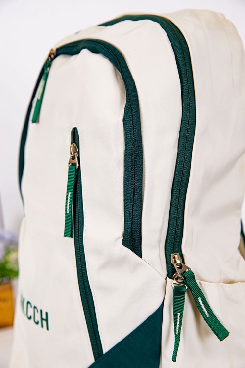 شنطة ظهر مدرسية لون بيج فاتح بحواف أخضر غامق و بجيوب متعددة