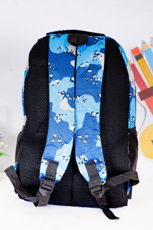 شنطة ظهر مدرسية ولادي مزيج من اللون الأزرق الغامق و الفاتح و بجيوب متعددة 