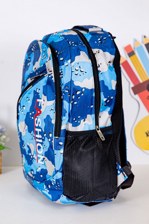 شنطة ظهر مدرسية ولادي مزيج من اللون الأزرق الغامق و الفاتح و بجيوب متعددة