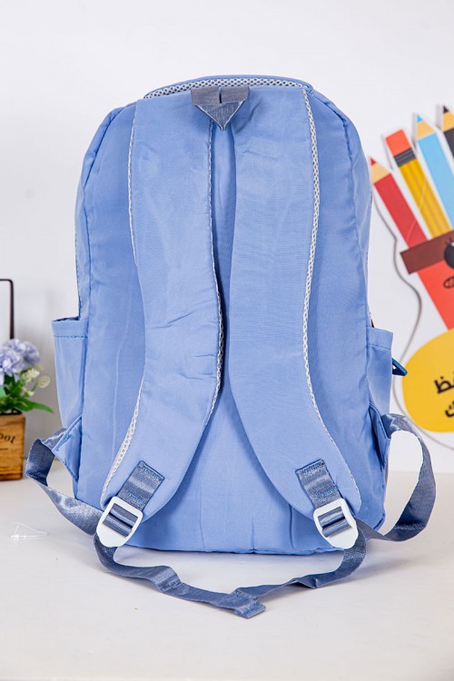 شنطة ظهر مدرسية لون سماوي مزينة بقماش مربعات من الأمام و بجيوب متعددة