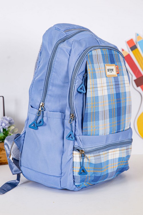 شنطة ظهر مدرسية لون سماوي مزينة بقماش مربعات من الأمام و بجيوب متعددة