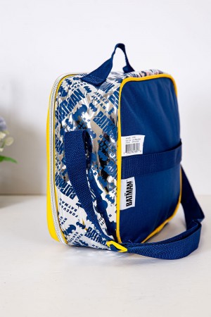 شنطة طعام ولادي لون أزرق بحواف باللون الأصفر مزينة بشخصية باتمان الكرتونية 