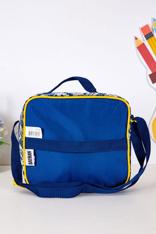 شنطة طعام ولادي لون أزرق بحواف باللون الأصفر مزينة بشخصية باتمان الكرتونية