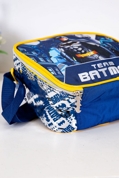 شنطة طعام ولادي لون أزرق بحواف باللون الأصفر مزينة بشخصية باتمان الكرتونية