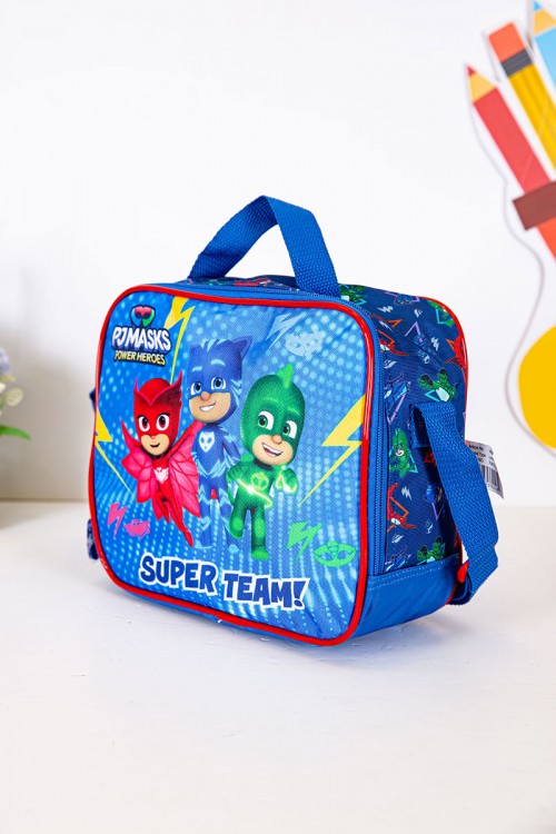 شنطة طعام ولادي لون أزرق بحواف باللون الأحمر مزينة بشخصية الأبطال المقنعون الكرتونية