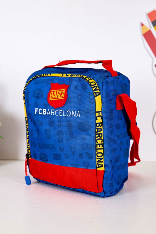 شنطة طعام ولادي لون أزرق بحواف باللون الأحمر مزينة بشعار نادي برشلونة لكرة القدم