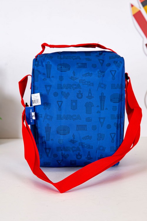 شنطة طعام ولادي لون أزرق بحواف باللون الأحمر مزينة بشعار نادي برشلونة لكرة القدم