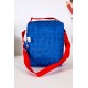 شنطة طعام ولادي لون أزرق بحواف باللون الأحمر مزينة بشعار نادي برشلونة لكرة القدم