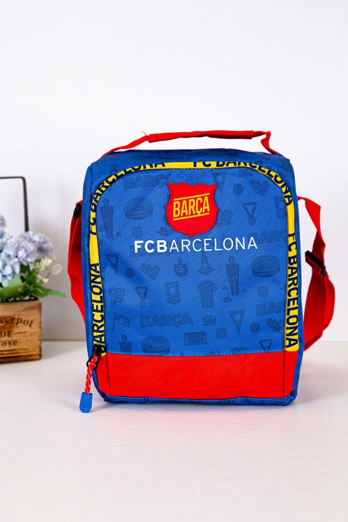 شنطة طعام ولادي لون أزرق بحواف باللون الأحمر مزينة بشعار نادي برشلونة لكرة القدم