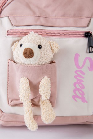 شنطة ظهر مدرسية بناتي لون وردي فاتح بجيوب متعددة و بدبدوب من الأمام 