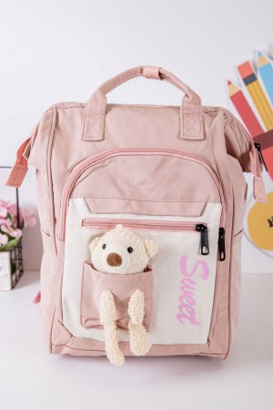 شنطة ظهر مدرسية بناتي لون وردي فاتح بجيوب متعددة و بدبدوب من الأمام 