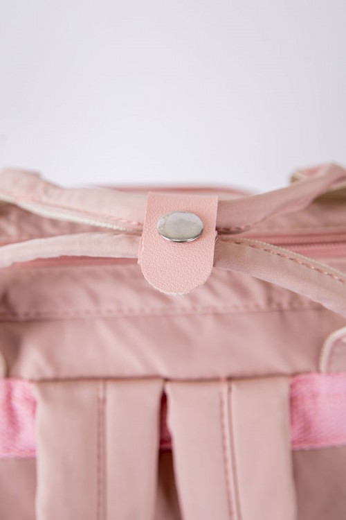 شنطة ظهر مدرسية بناتي لون وردي فاتح بجيوب متعددة و بدبدوب من الأمام