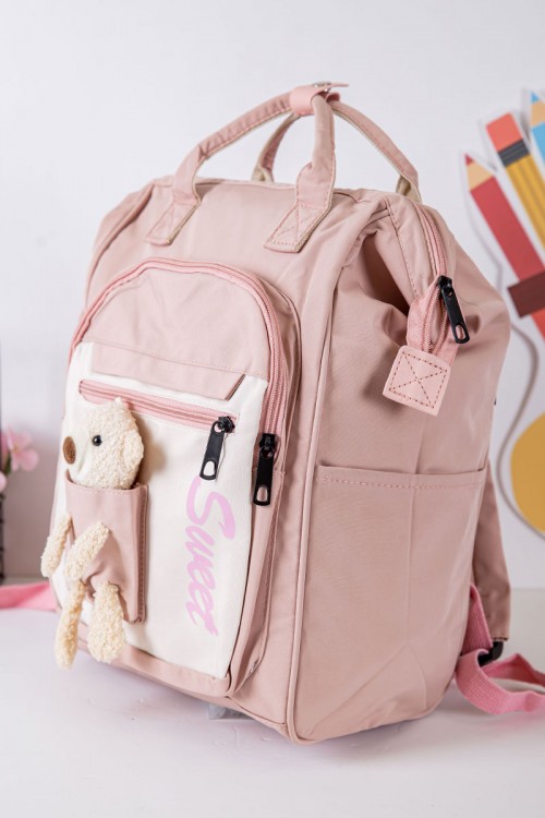 شنطة ظهر مدرسية بناتي لون وردي فاتح بجيوب متعددة و بدبدوب من الأمام