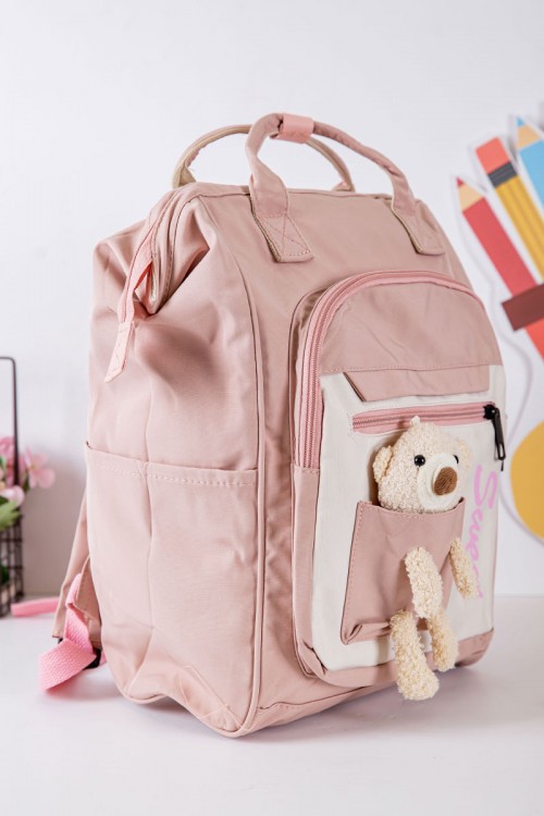 شنطة ظهر مدرسية بناتي لون وردي فاتح بجيوب متعددة و بدبدوب من الأمام