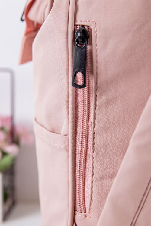 شنطة ظهر مدرسية بناتي لون وردي فاتح بجيوب متعددة و بدبدوب من الأمام