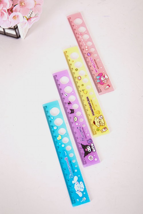 مسطرة مدرسية متعددة الألوان مزينة برسومات كرتونية و بثقوب دائرية بأحجام متعددة