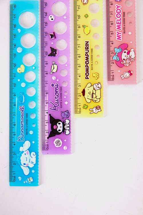 مسطرة مدرسية متعددة الألوان مزينة برسومات كرتونية و بثقوب دائرية بأحجام متعددة