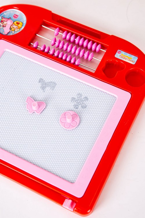 سبورة أطفال متعددة الألوان مزينة بخرز للعد و ساعة و قلم للكتابة و الرسم