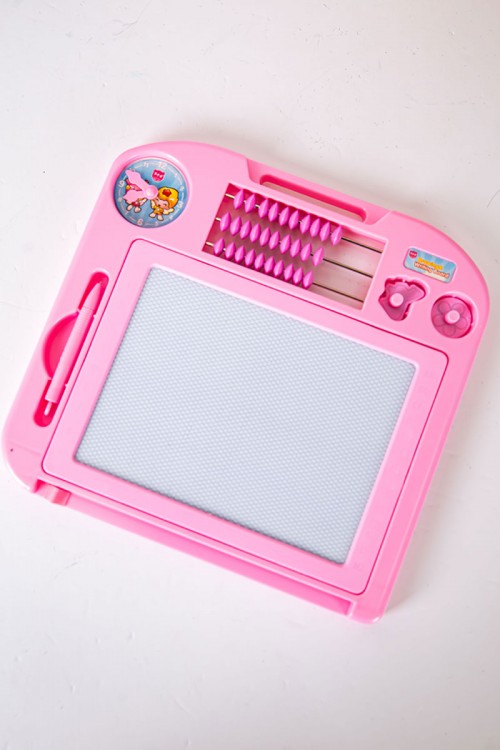 سبورة أطفال متعددة الألوان مزينة بخرز للعد و ساعة و قلم للكتابة و الرسم