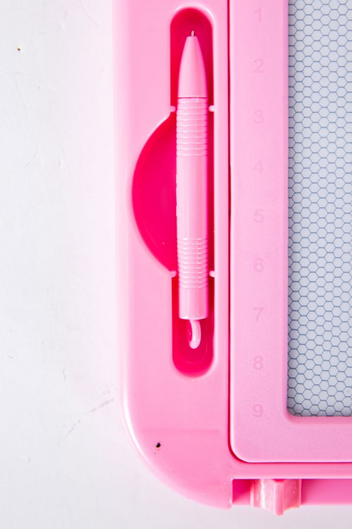 سبورة أطفال متعددة الألوان مزينة بخرز للعد و ساعة و قلم للكتابة و الرسم