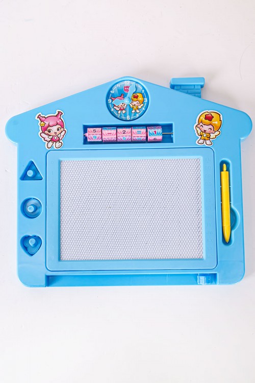 سبورة أطفال لون سماوي مزينة بخرز للعد و ساعة و أشكال هندسية و قلم للكتابة و الرسم