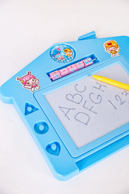 سبورة أطفال لون سماوي مزينة بخرز للعد و ساعة و أشكال هندسية و قلم للكتابة و الرسم