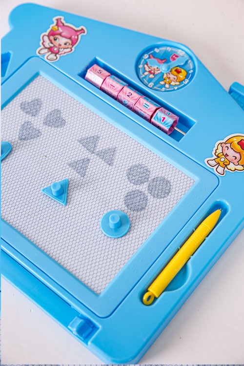 سبورة أطفال لون سماوي مزينة بخرز للعد و ساعة و أشكال هندسية و قلم للكتابة و الرسم