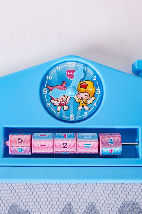 سبورة أطفال لون سماوي مزينة بخرز للعد و ساعة و أشكال هندسية و قلم للكتابة و الرسم