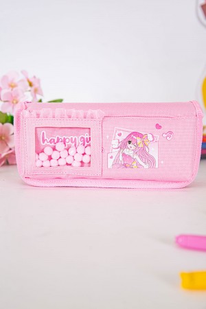 مقلمة مدرسية بناتي لون وردي مزينة بكتابات و رسومات كرتونية من الأمام و بجيوب متعددة 