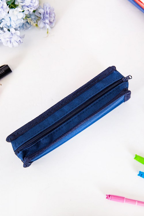 مقلمة مدرسية بناتي لون وردي مزينة بكتابات و رسومات كرتونية من الأمام و بجيوب متعددة